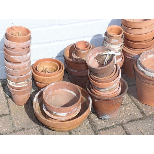 312 - A large qty of assorted vintage terracotta plant pots, various shapes and sizes