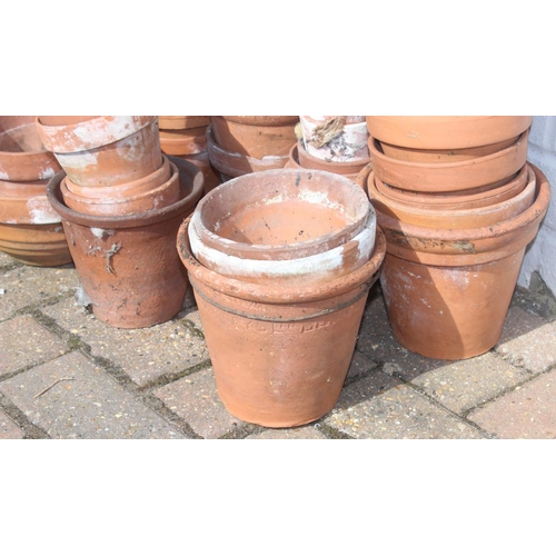 312 - A large qty of assorted vintage terracotta plant pots, various shapes and sizes