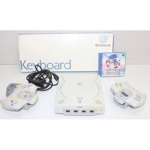 756 - A Sega Dreamcast gaming console  to include keyboard, Sonic Adventure game, 2 control pads and conne... 