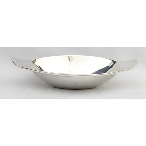 1033 - An Art Deco period bonbon dish of plain form, Birmingham 1940 by William Suckling Ltd, approx 14cm w... 