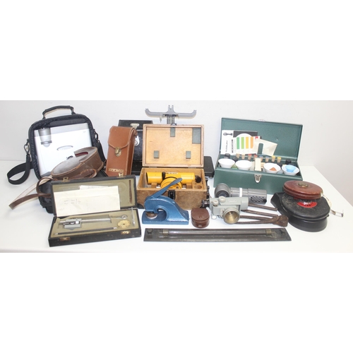 772 - Qty of vintage and other tools to include a Sudbury soil test kit, Stanley Sitemaster and a WWII dat... 