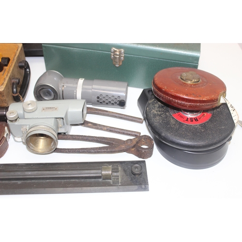 772 - Qty of vintage and other tools to include a Sudbury soil test kit, Stanley Sitemaster and a WWII dat... 