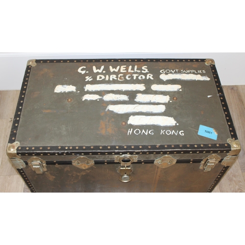 107 - A vintage metal covered shipping trunk, approx 92cm wide x 51cm deep x 52cm tall