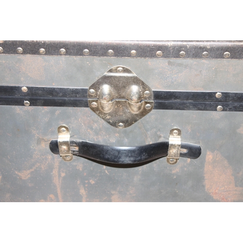 107 - A vintage metal covered shipping trunk, approx 92cm wide x 51cm deep x 52cm tall