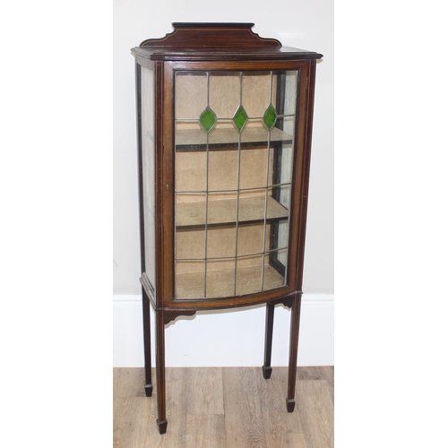 21 - An Edwardian Arts & Crafts period mahogany display cabinet with leaded glass door, approx 61cm wide ... 