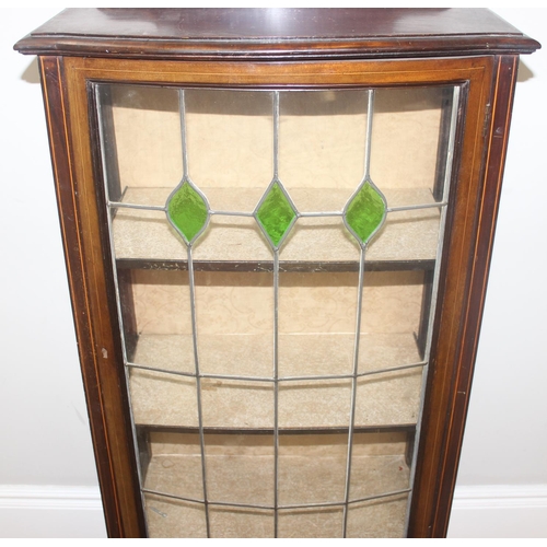 21 - An Edwardian Arts & Crafts period mahogany display cabinet with leaded glass door, approx 61cm wide ... 