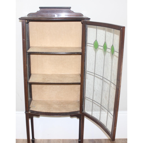 21 - An Edwardian Arts & Crafts period mahogany display cabinet with leaded glass door, approx 61cm wide ... 