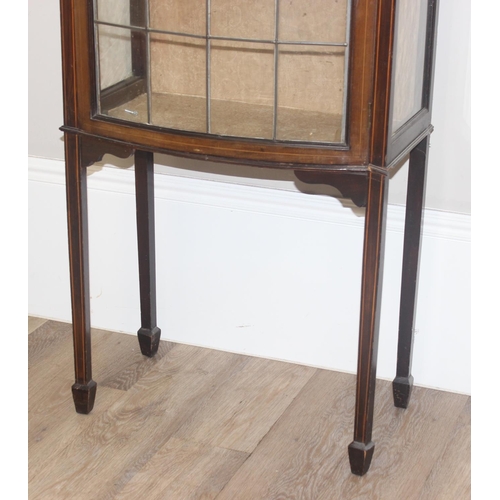 21 - An Edwardian Arts & Crafts period mahogany display cabinet with leaded glass door, approx 61cm wide ... 