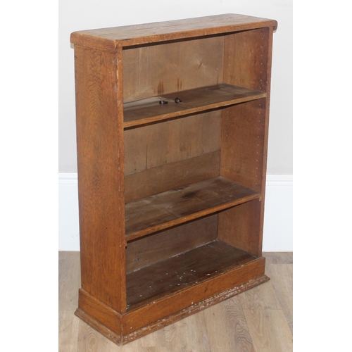 32 - A vintage oak bookcase with 2 adjustable shelves, approx 75cm wide x 25cm deep x 105cm tall