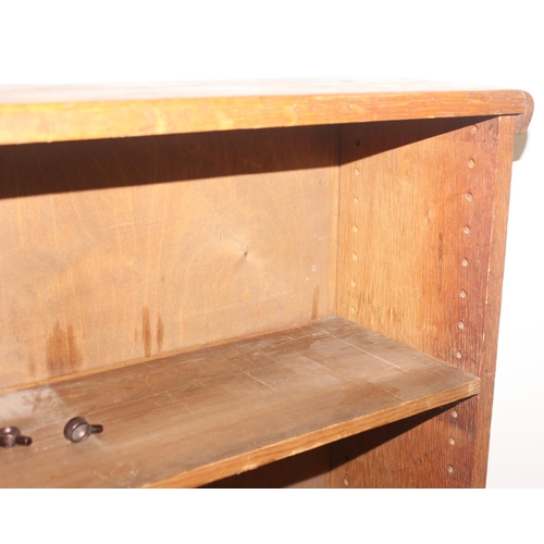 32 - A vintage oak bookcase with 2 adjustable shelves, approx 75cm wide x 25cm deep x 105cm tall