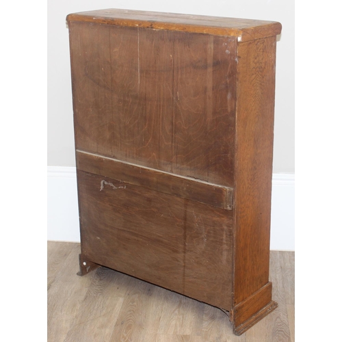 32 - A vintage oak bookcase with 2 adjustable shelves, approx 75cm wide x 25cm deep x 105cm tall