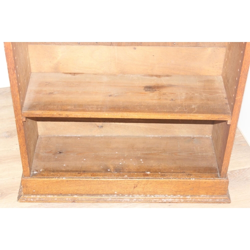 32 - A vintage oak bookcase with 2 adjustable shelves, approx 75cm wide x 25cm deep x 105cm tall