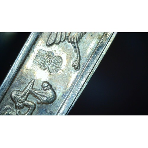 1108 - A 9ct gold expanding christening bangle decorated with storks, marked for 9ct gold and XRF confirmed... 