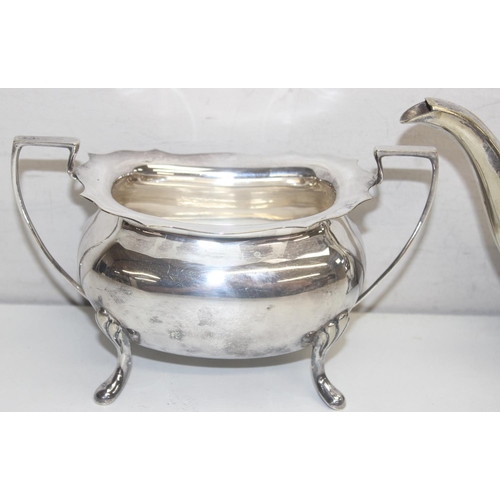 1009 - An early 20th century silver plated 3 piece tea set by Walker & Hall, pattern number 53525, approx 1... 