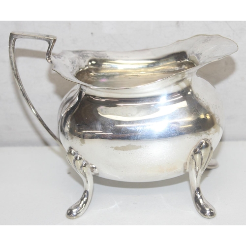 1009 - An early 20th century silver plated 3 piece tea set by Walker & Hall, pattern number 53525, approx 1... 