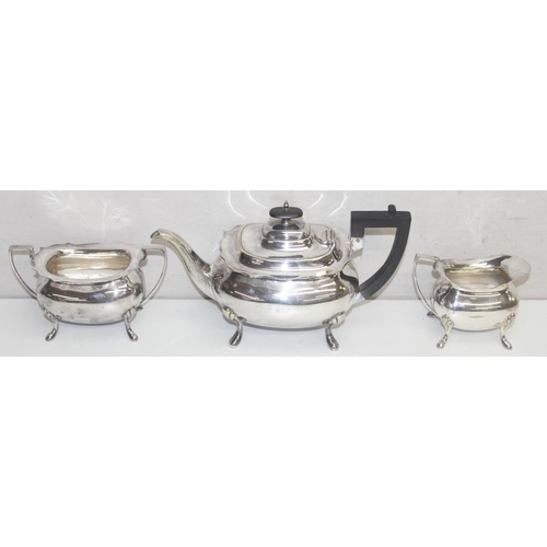 1009 - An early 20th century silver plated 3 piece tea set by Walker & Hall, pattern number 53525, approx 1... 