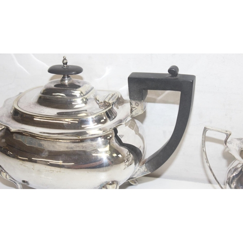 1009 - An early 20th century silver plated 3 piece tea set by Walker & Hall, pattern number 53525, approx 1... 