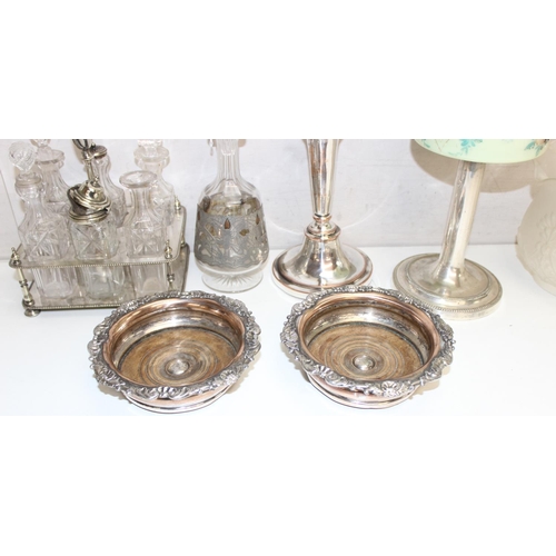 1025 - Qty of vintage and later cut glass, silver plate items, and an oil lamp with decorative glass reserv... 