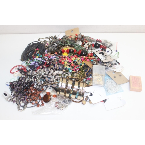 1107 - Qty of assorted mixed costume jewellery, approx 3.2kg gross