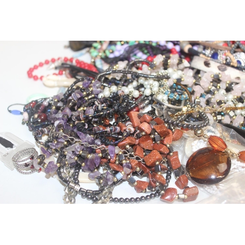 1107 - Qty of assorted mixed costume jewellery, approx 3.2kg gross