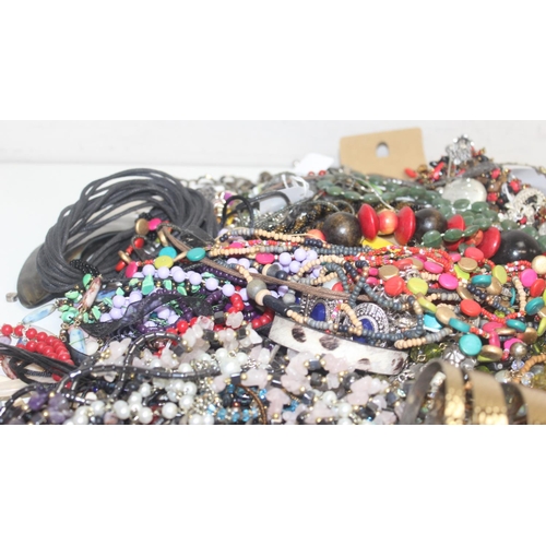 1107 - Qty of assorted mixed costume jewellery, approx 3.2kg gross