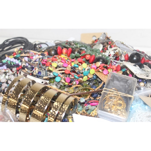 1107 - Qty of assorted mixed costume jewellery, approx 3.2kg gross