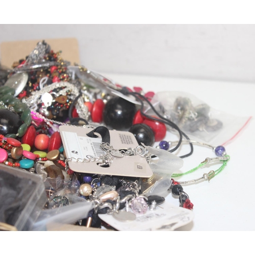 1107 - Qty of assorted mixed costume jewellery, approx 3.2kg gross