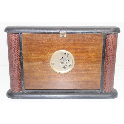 1304 - Art Deco Italian mantel clock by Di Meglio, with mechanical movement and a brown wooden and leather ... 