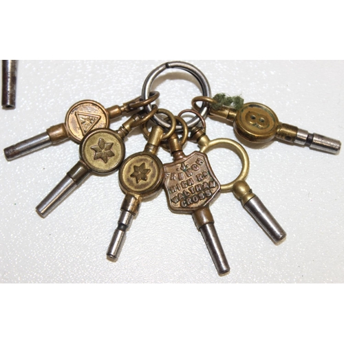 1315 - A qty of assorted antique and later pocket watch keys, some with advertising