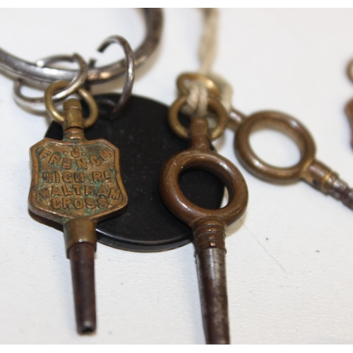 1315 - A qty of assorted antique and later pocket watch keys, some with advertising