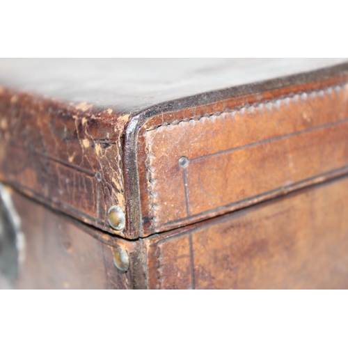 1528 - A 19th century travelling doctors or pharmacists leather apothecary case, containing a number of gla... 