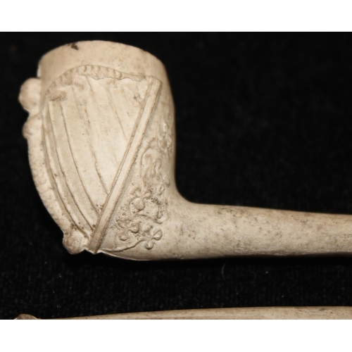 1531 - Qty of assorted antique and vintage clay pipes to inc masonic, Irish, Military crests etc