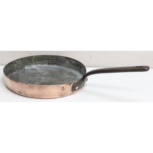 1622 - Vintage shallow copper cooking pan with military crows foot stamp and '53', approx 28cm in diameter