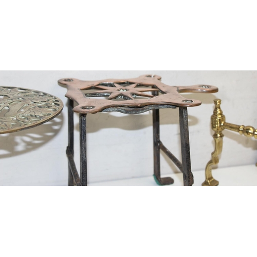 1624 - Qty of vintage and later brass and copper items to incl firedogs, trivet stands, coal scoops etc