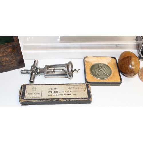 1625 - Mix of small items to incl bottle opener, wheel pens, Selkirk glass letter opener, small wooden box ... 