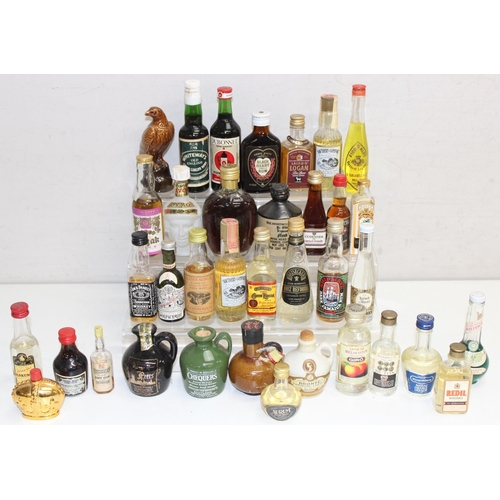 1627 - Qty of assorted drinks miniatures to inc Whisky, some with contents