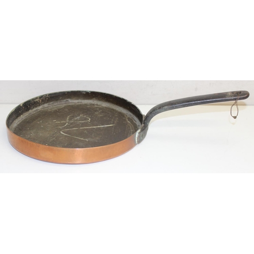 1629 - An antique copper skillet or frying pan with cast iron handle, seemingly unmarked, approx 31cm in di... 