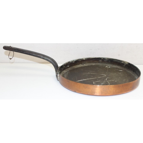 1629 - An antique copper skillet or frying pan with cast iron handle, seemingly unmarked, approx 31cm in di... 