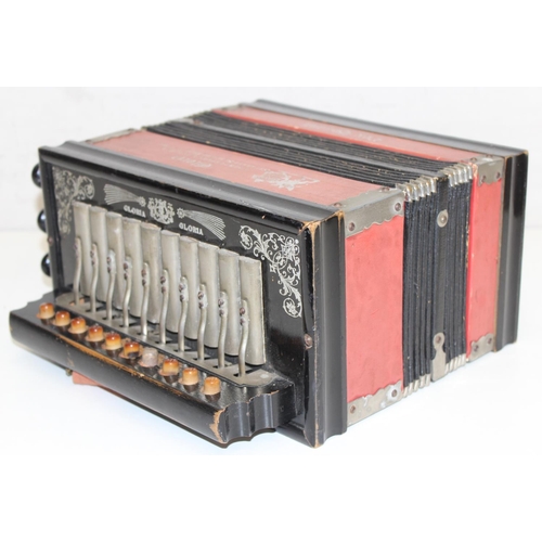 1630 - An early 20th century German made Gloria squeezebox or accordion, Dox Humana