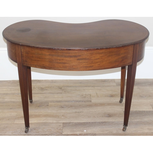 75 - An Edwardian Sheraton Revival period kidney shaped mahogany writing desk with 3 drawers, brass ring ... 