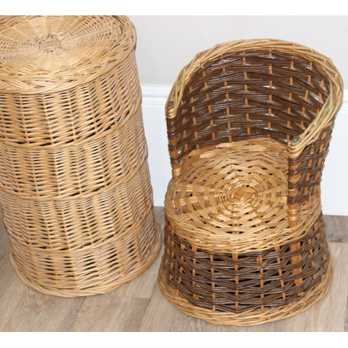 303 - Qty of assorted wicker items to inc a child's chair, 2 baskets and a qty of wooden clothes brushes e... 