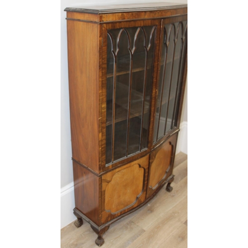 68 - An early 20th century astral glazed display cabinet, believed to be walnut veneer, approx 88cm wide ... 