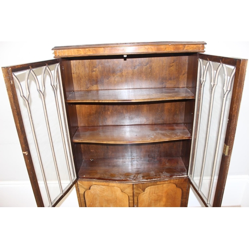 68 - An early 20th century astral glazed display cabinet, believed to be walnut veneer, approx 88cm wide ... 