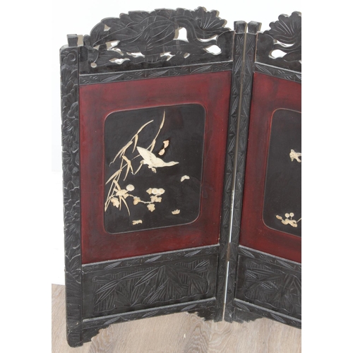 76 - An early 20th century Japanese Shibayama and lacquer 2 fold fire screen, approx 86cm wide x 92cm tal... 