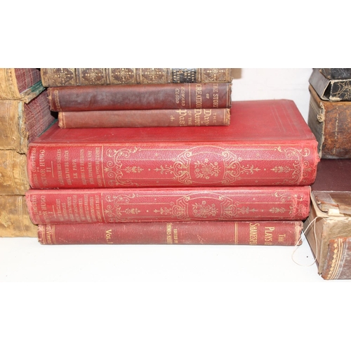 580 - Qty of assorted antique and vintage books, some leather bound examples and decorative cloth bound ex... 