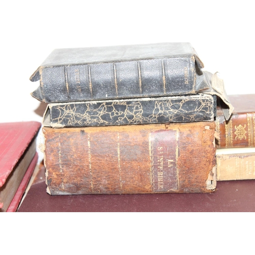 580 - Qty of assorted antique and vintage books, some leather bound examples and decorative cloth bound ex... 