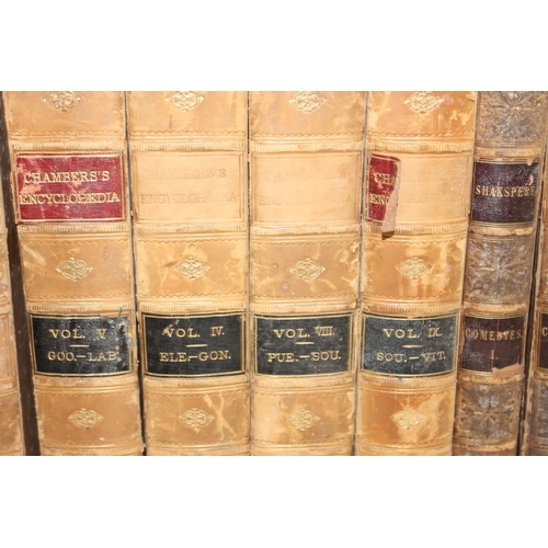 580 - Qty of assorted antique and vintage books, some leather bound examples and decorative cloth bound ex... 