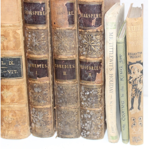 580 - Qty of assorted antique and vintage books, some leather bound examples and decorative cloth bound ex... 