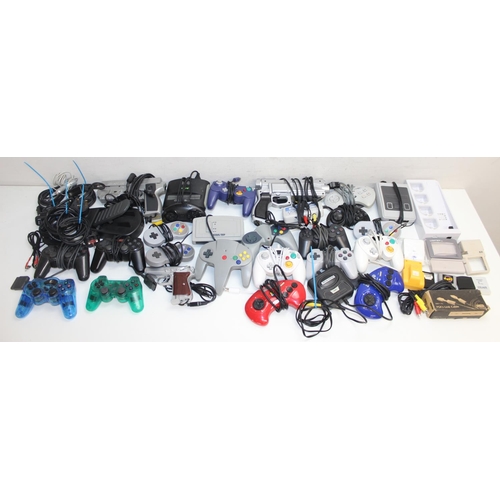 661 - Qty of Vintage and other gaming controllers and accessories to include Wii controller charger, Dream... 