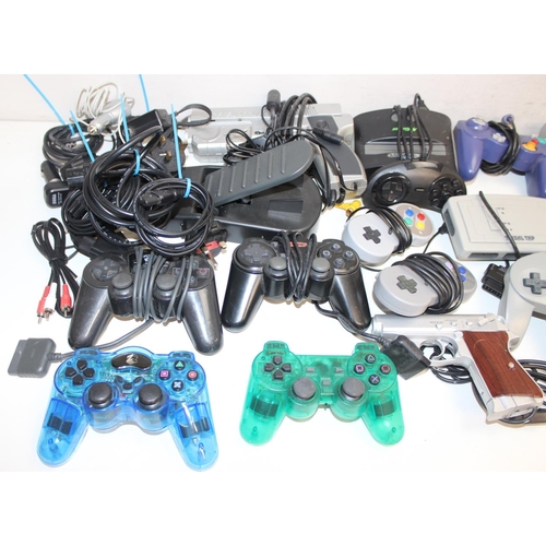 661 - Qty of Vintage and other gaming controllers and accessories to include Wii controller charger, Dream... 